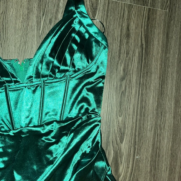 Elegant emerald long dress with a slit - Picture 1 of 2